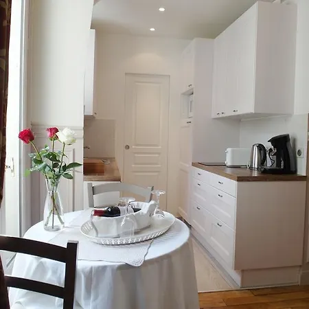 Chambre D Hote : Louvre Elegant Apt Suite Bed & Breakfast