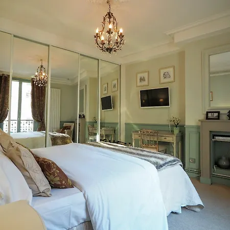 Chambre D Hote : Louvre Elegant Apt Suite Bed & Breakfast