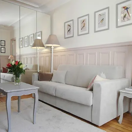 Chambre D Hote : Louvre Elegant Apt Suite Bed & Breakfast