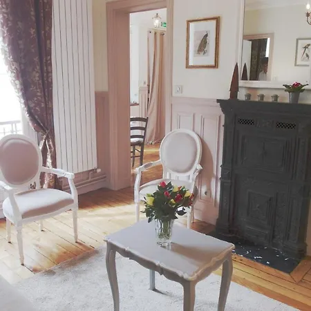 Chambre D Hote : Louvre Elegant Apt Suite Bed & Breakfast