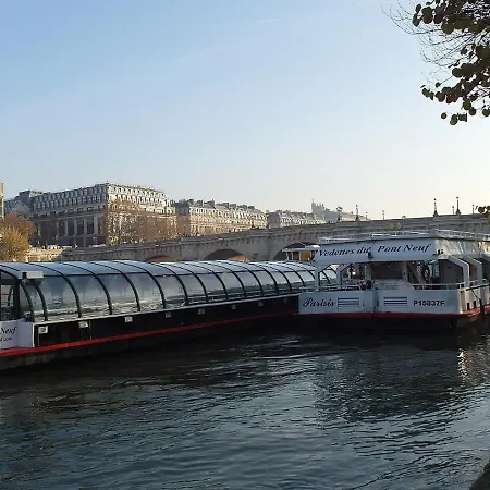 Chambre D Hote : Louvre Elegant Apt Suite Bed & Breakfast Paris